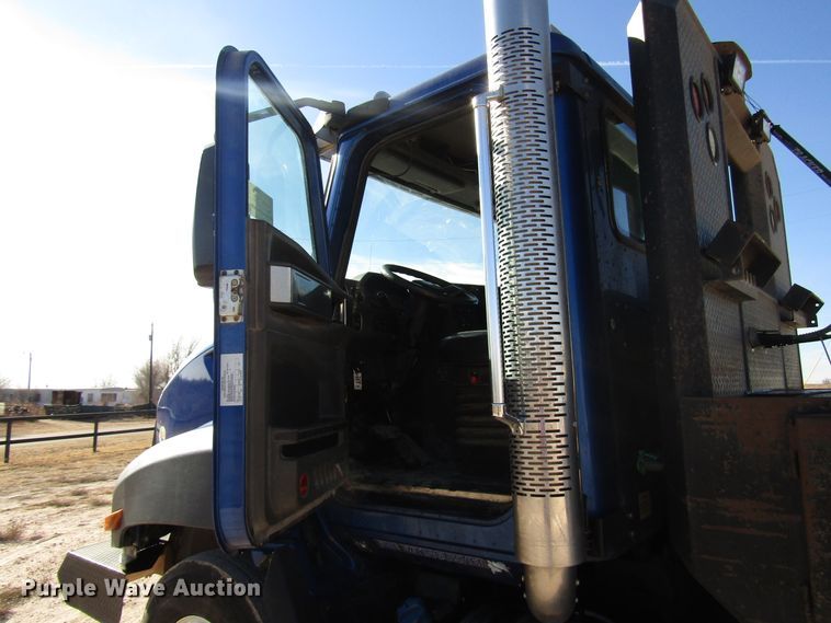 image for item DH8310 2015 International CT660S semi truck