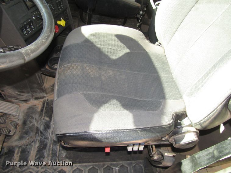 image for item DH8310 2015 International CT660S semi truck