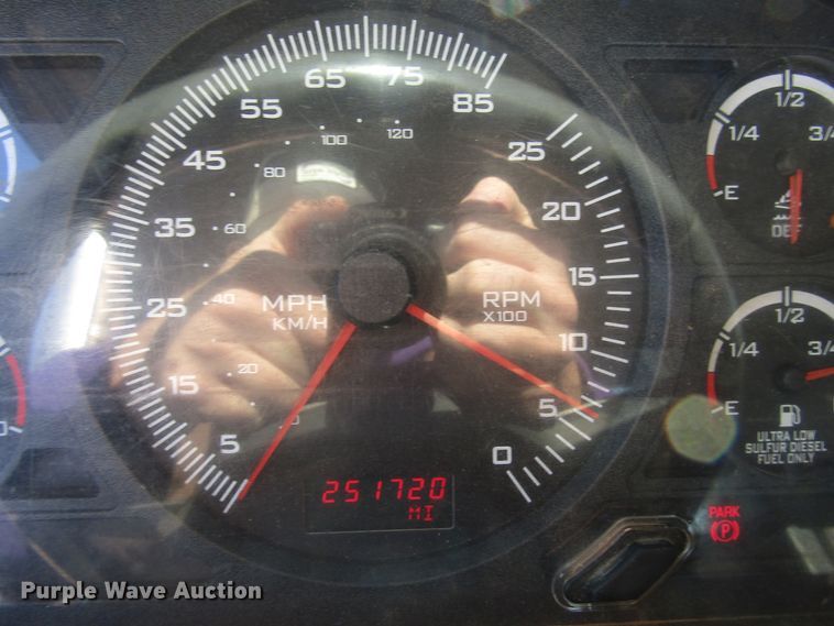 image for item DH8310 2015 International CT660S semi truck