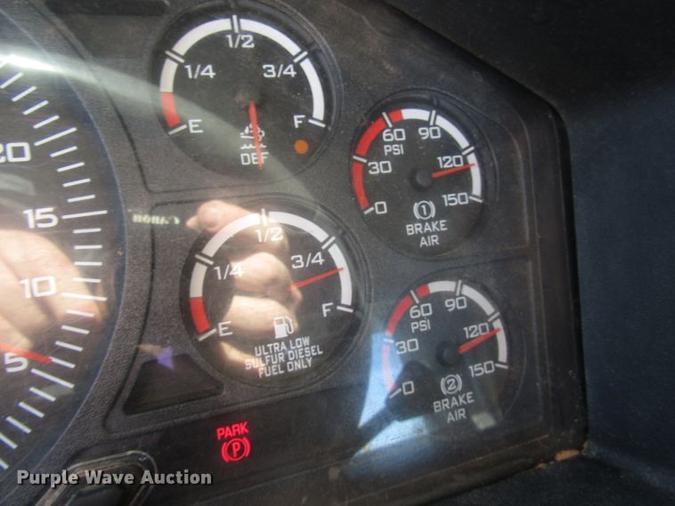 image for item DH8310 2015 International CT660S semi truck