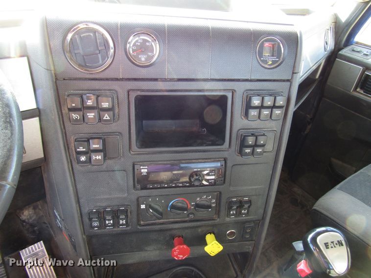 image for item DH8310 2015 International CT660S semi truck