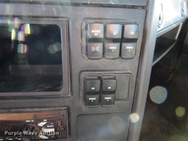 image for item DH8310 2015 International CT660S semi truck