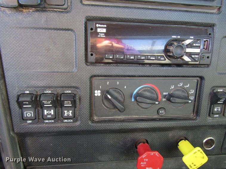 image for item DH8310 2015 International CT660S semi truck