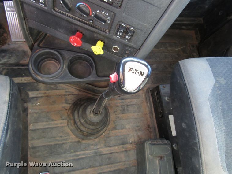 image for item DH8310 2015 International CT660S semi truck