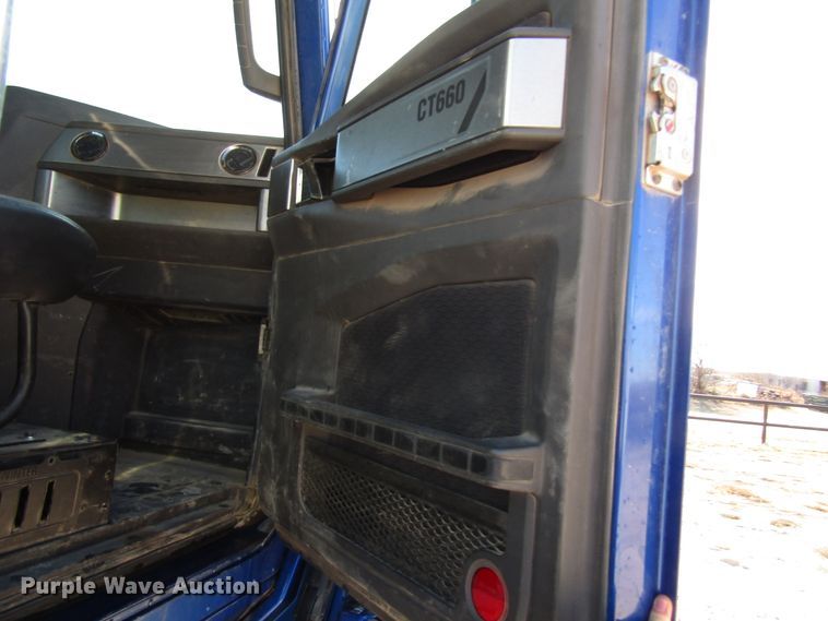 image for item DH8310 2015 International CT660S semi truck