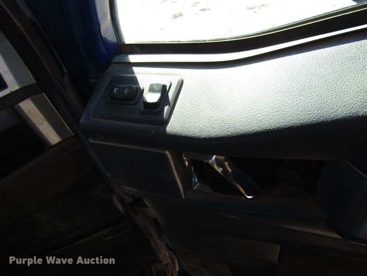 image for item DH8310 2015 International CT660S semi truck