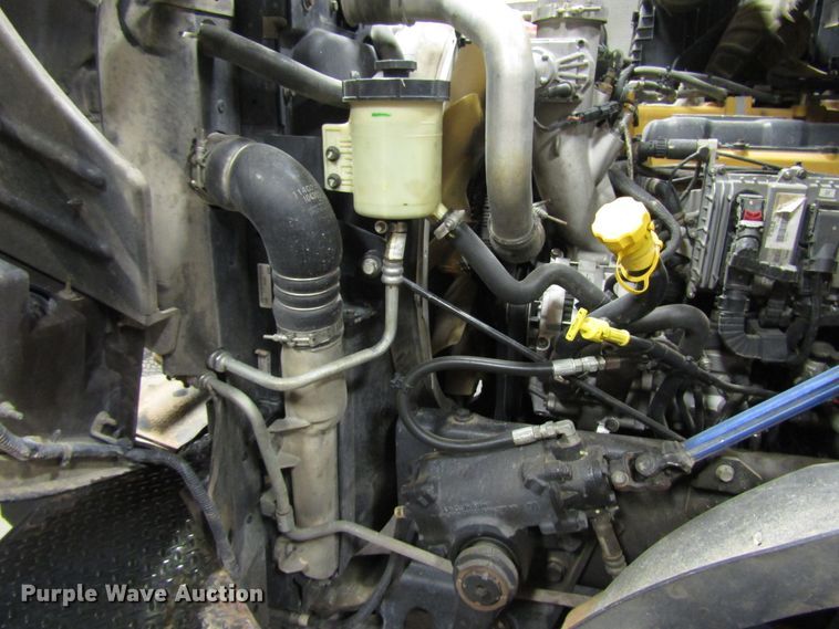 image for item DH8310 2015 International CT660S semi truck