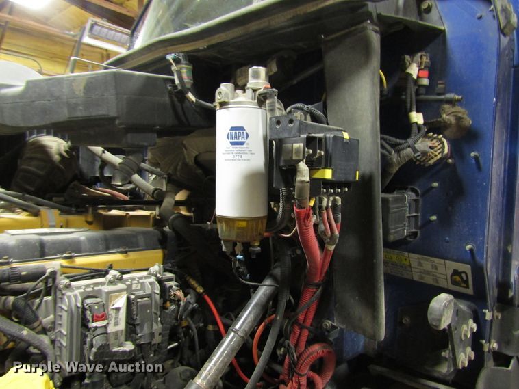 image for item DH8310 2015 International CT660S semi truck