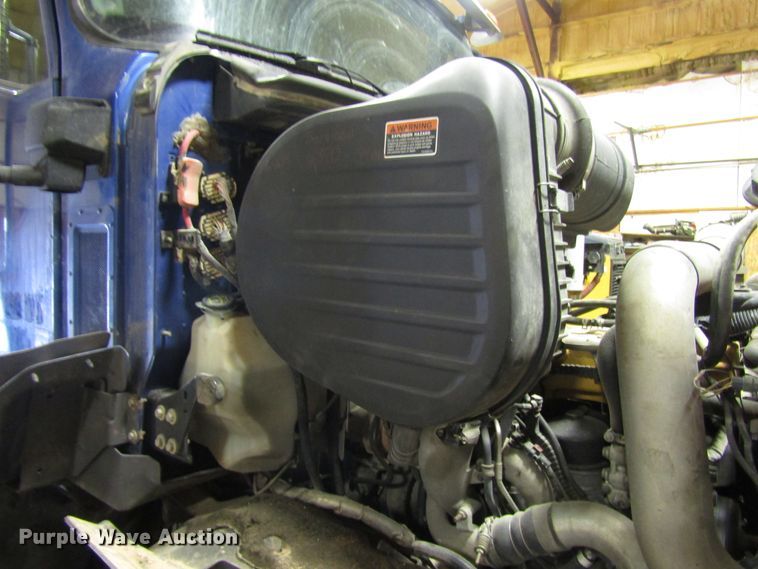 image for item DH8310 2015 International CT660S semi truck