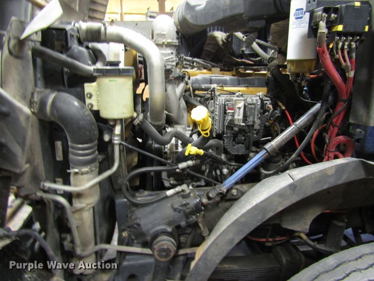 image for item DH8310 2015 International CT660S semi truck