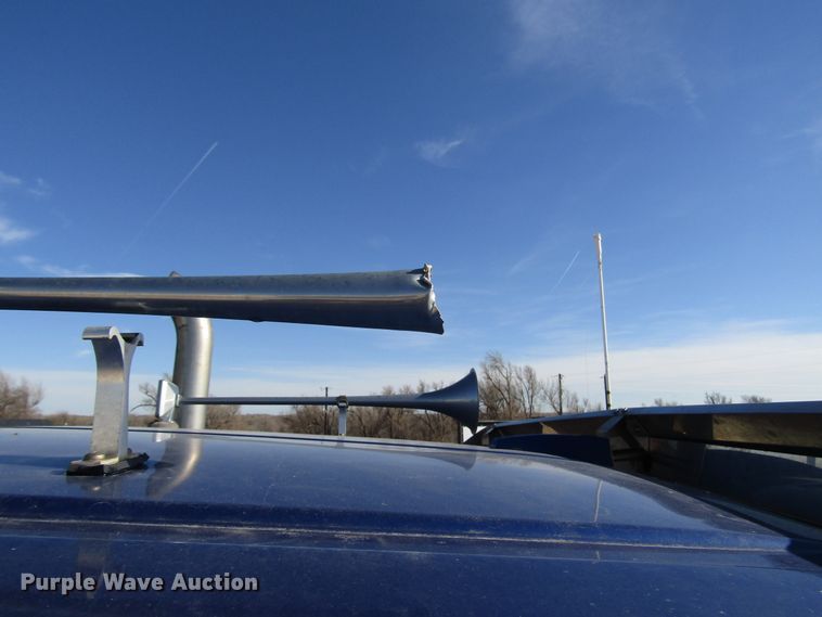 image for item DH8310 2015 International CT660S semi truck