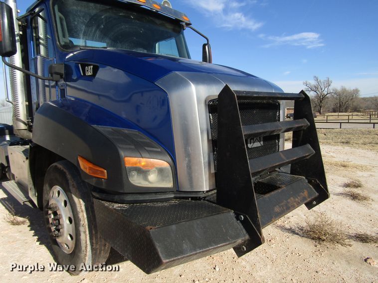 image for item DH8310 2015 International CT660S semi truck