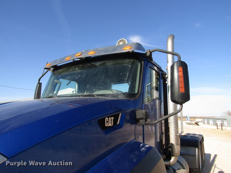 image for item DH8310 2015 International CT660S semi truck