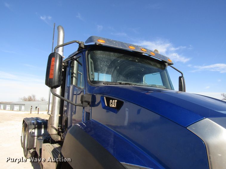 image for item DH8310 2015 International CT660S semi truck