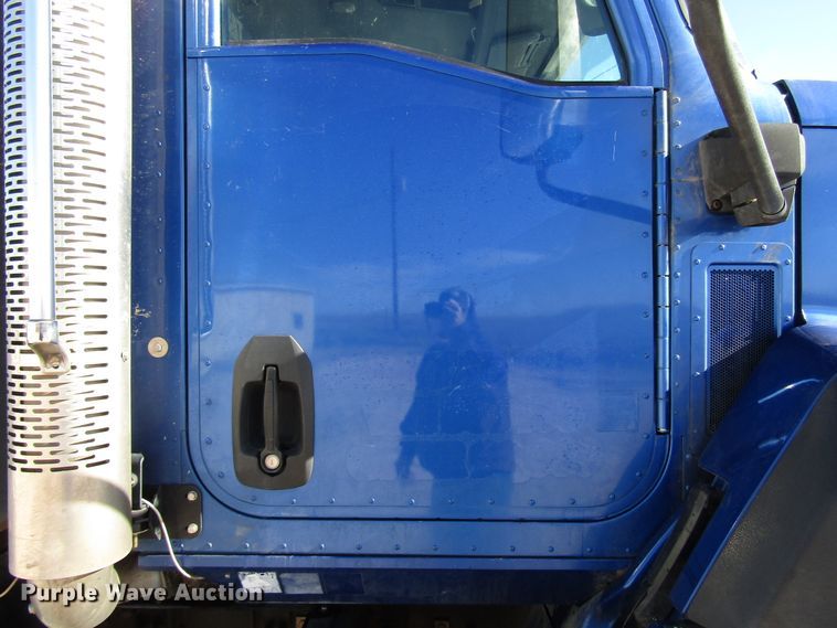 image for item DH8310 2015 International CT660S semi truck