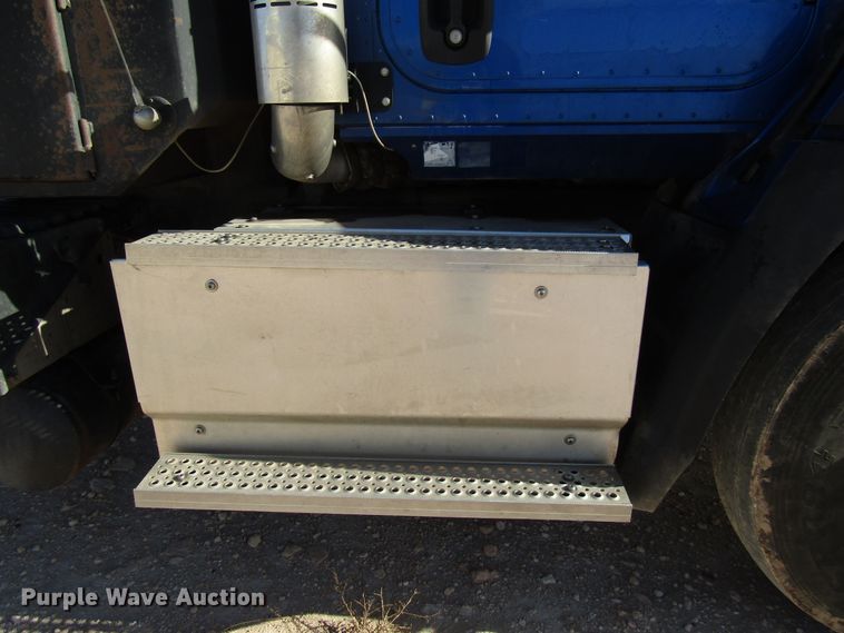 image for item DH8310 2015 International CT660S semi truck