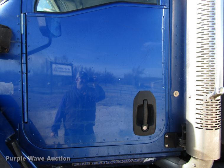 image for item DH8310 2015 International CT660S semi truck