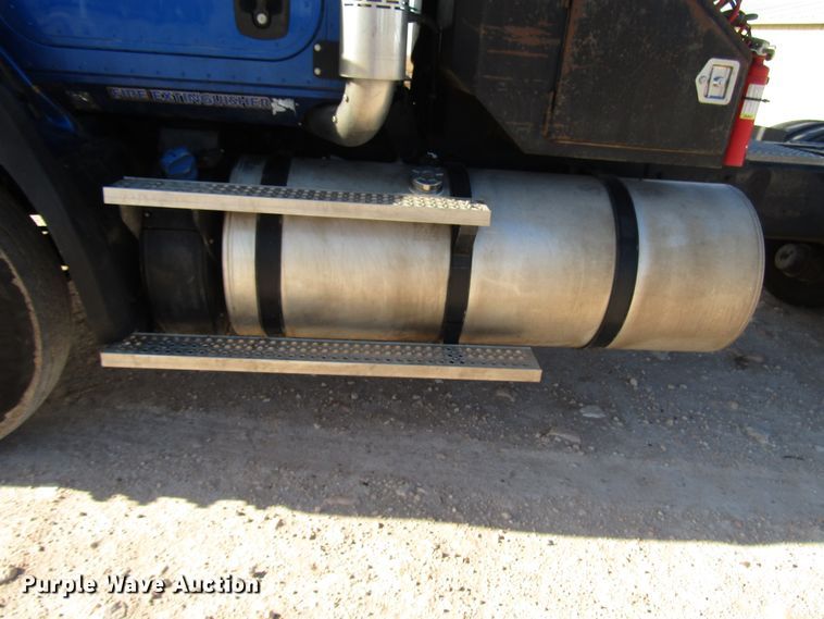 image for item DH8310 2015 International CT660S semi truck