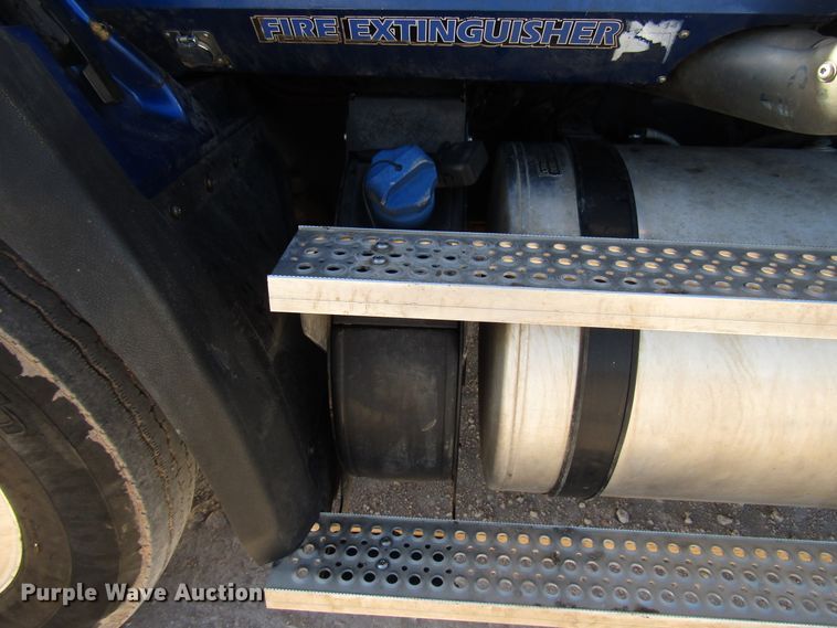 image for item DH8310 2015 International CT660S semi truck