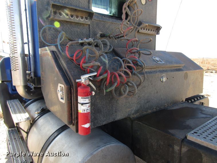 image for item DH8310 2015 International CT660S semi truck