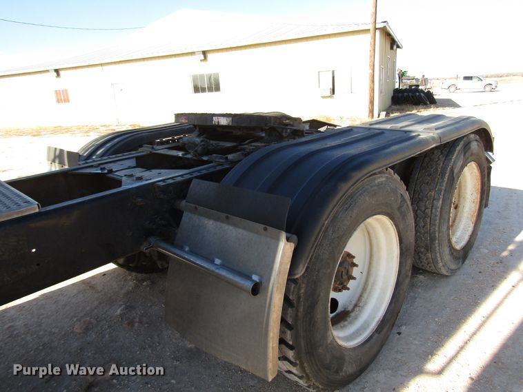 image for item DH8310 2015 International CT660S semi truck