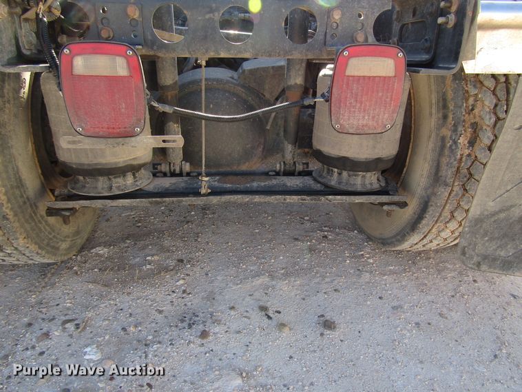 image for item DH8310 2015 International CT660S semi truck