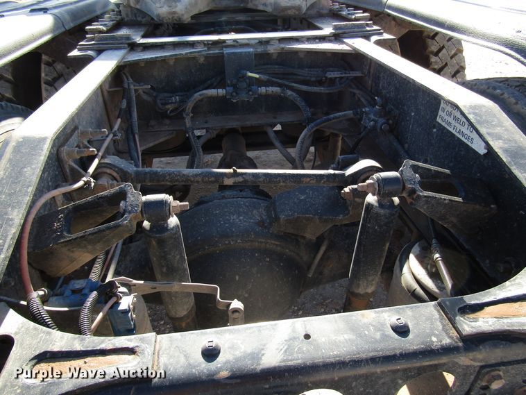 image for item DH8310 2015 International CT660S semi truck