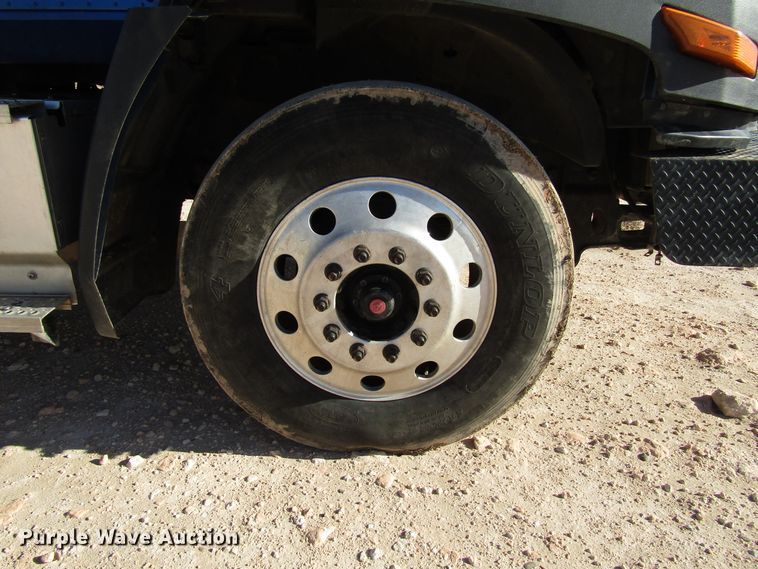 image for item DH8310 2015 International CT660S semi truck