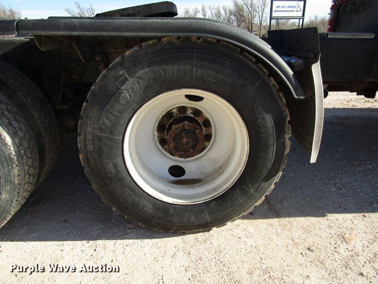 image for item DH8310 2015 International CT660S semi truck