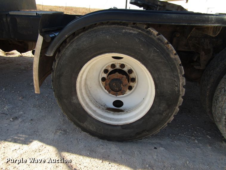 image for item DH8310 2015 International CT660S semi truck