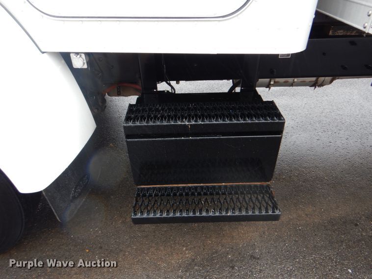 image for item FF9148 2012 Peterbilt 330 box truck