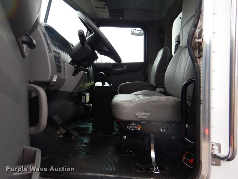 image for item FF9148 2012 Peterbilt 330 box truck