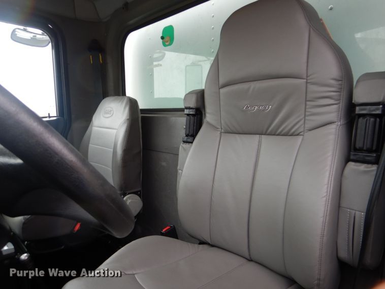 image for item FF9148 2012 Peterbilt 330 box truck