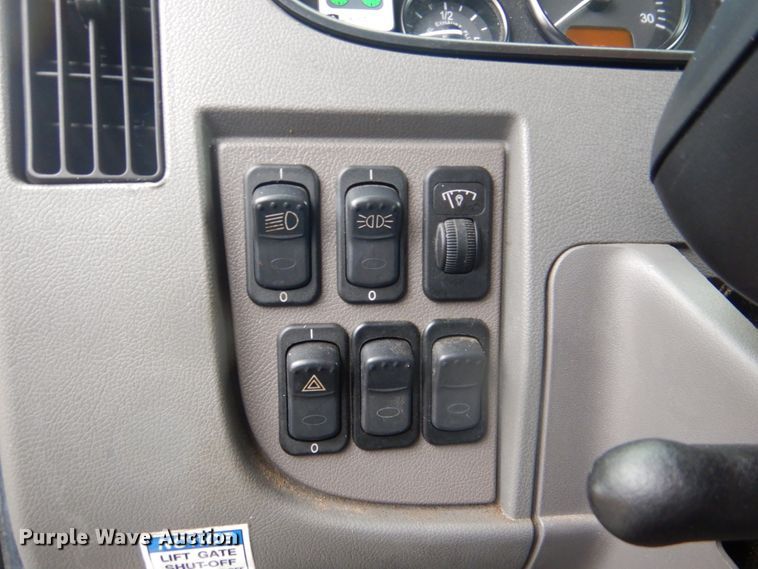 image for item FF9148 2012 Peterbilt 330 box truck