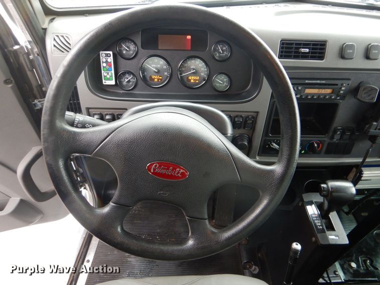 image for item FF9148 2012 Peterbilt 330 box truck