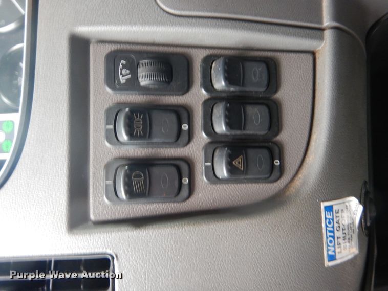 image for item FF9148 2012 Peterbilt 330 box truck