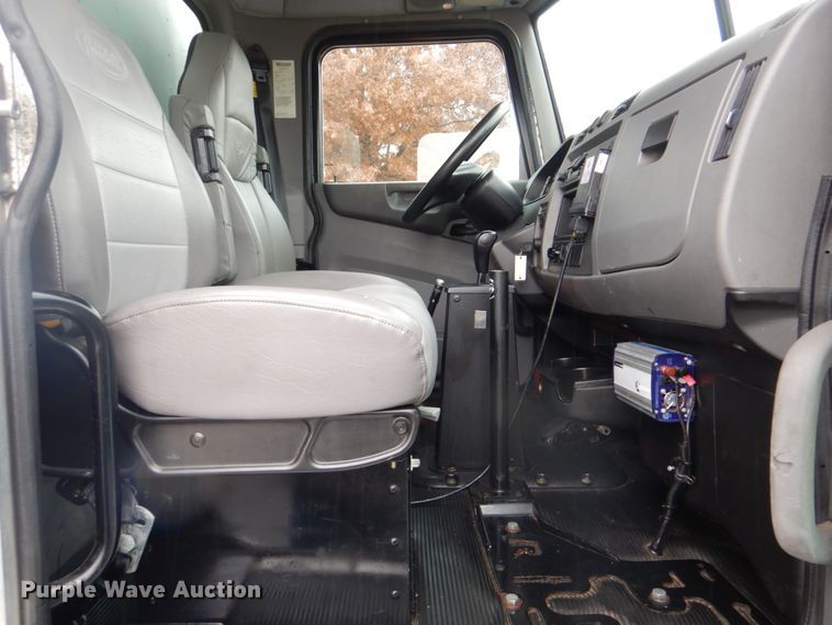 image for item FF9148 2012 Peterbilt 330 box truck