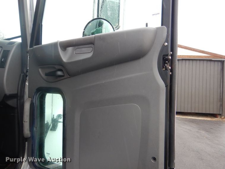 image for item FF9148 2012 Peterbilt 330 box truck