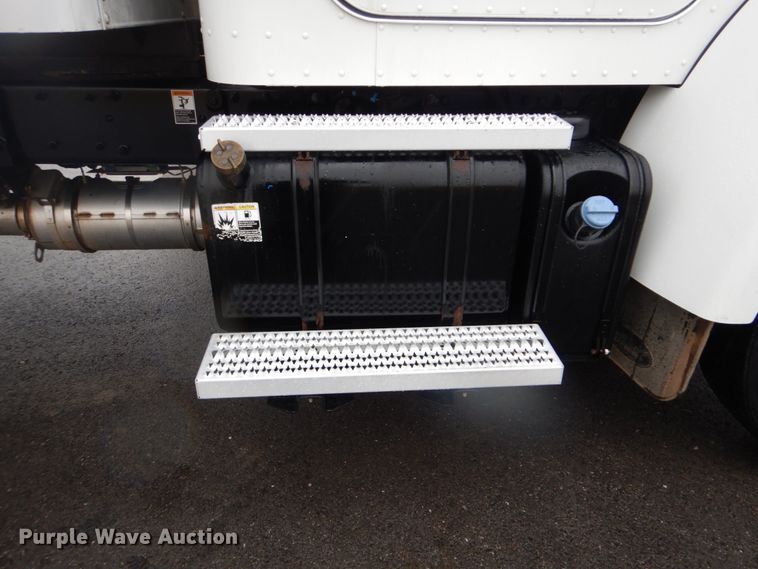 image for item FF9148 2012 Peterbilt 330 box truck