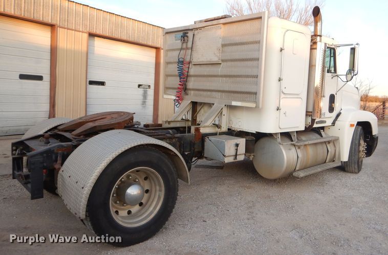 image for item GB9562 1994 Freightliner FLD semi truck