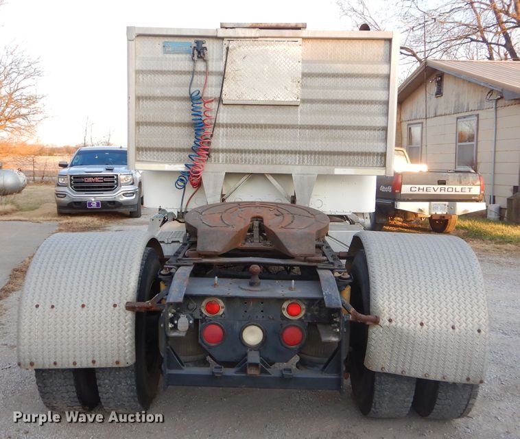 image for item GB9562 1994 Freightliner FLD semi truck