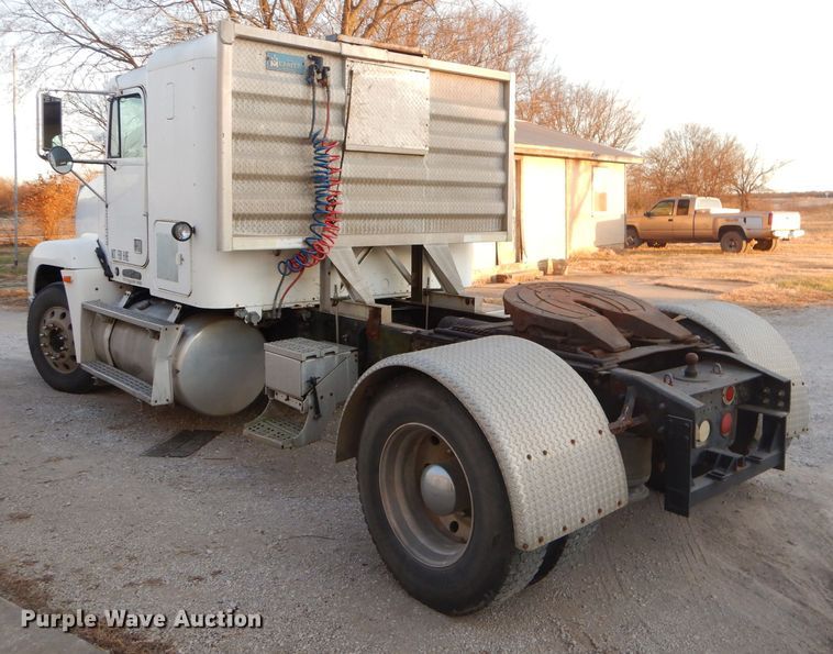 image for item GB9562 1994 Freightliner FLD semi truck