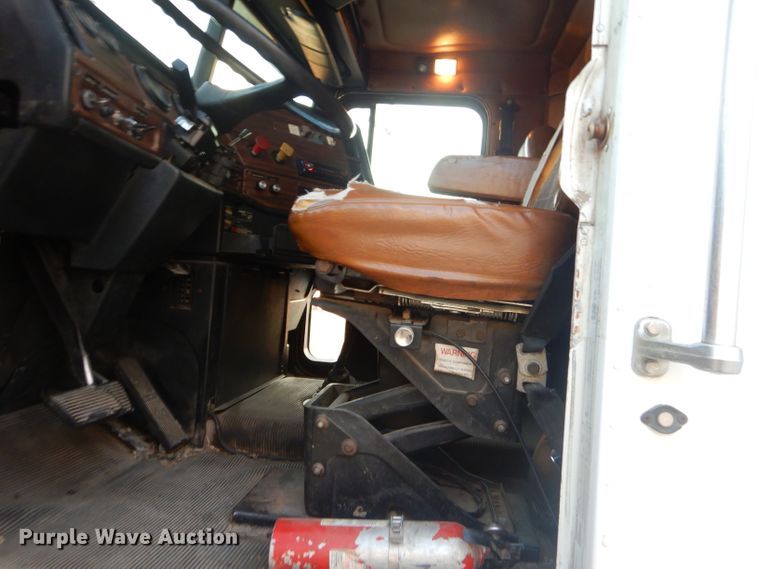 image for item GB9562 1994 Freightliner FLD semi truck