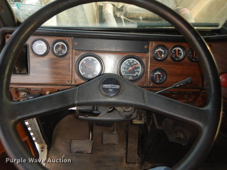 image for item GB9562 1994 Freightliner FLD semi truck