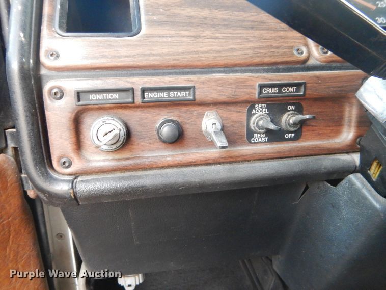 image for item GB9562 1994 Freightliner FLD semi truck