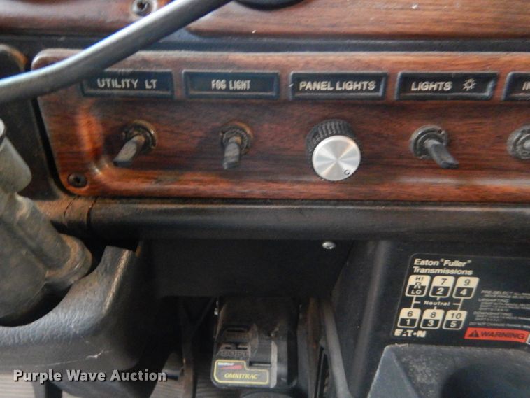 image for item GB9562 1994 Freightliner FLD semi truck