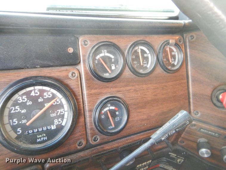 image for item GB9562 1994 Freightliner FLD semi truck