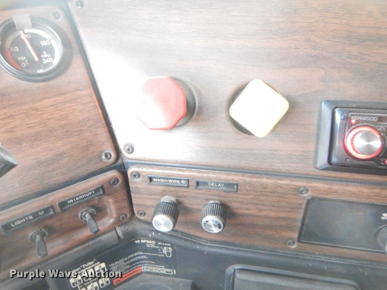 image for item GB9562 1994 Freightliner FLD semi truck