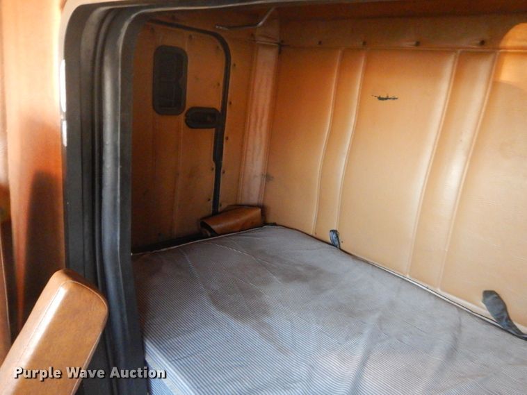 image for item GB9562 1994 Freightliner FLD semi truck