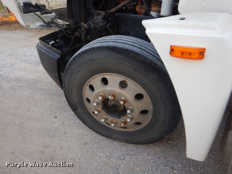 image for item GB9562 1994 Freightliner FLD semi truck